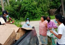 ผู้ใหญ่บ้านนักสู้ นำทีมผู้ช่วยฯ อสม. รณรงค์ให้ลูกบ้านลงทะเบียนรับวัคซีน