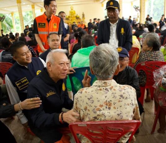 รองนายกรัฐมนตรี และรัฐมนตรีว่าการกระทรวงคมนาคม ลงพื้นที่ ติดตามสถานการณ์น้ำท่วมในจังหวัด นครศรีธรรมราช