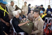 ผวจ.นครศรีธรรมราช ลงพื้นที่มอบถุงยังชีพพระราชทาน ช่วยเหลือกลุ่มเปราะบางและผู้ประสบอุทกภัย อ.เฉลิมพระเกียรติ