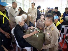 ผวจ.นครศรีธรรมราช ลงพื้นที่มอบถุงยังชีพพระราชทาน ช่วยเหลือกลุ่มเปราะบางและผู้ประสบอุทกภัย อ.เฉลิมพระเกียรติ